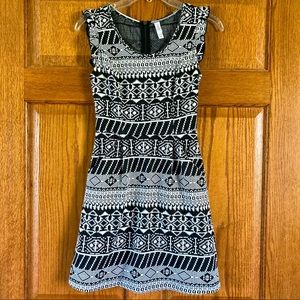 5/$15 Xhilaration Simple Black and White Mini Dress XS, Jr. (BUNDLE ONLY)